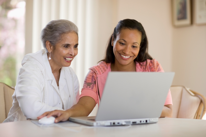 2 women looking at a laptop